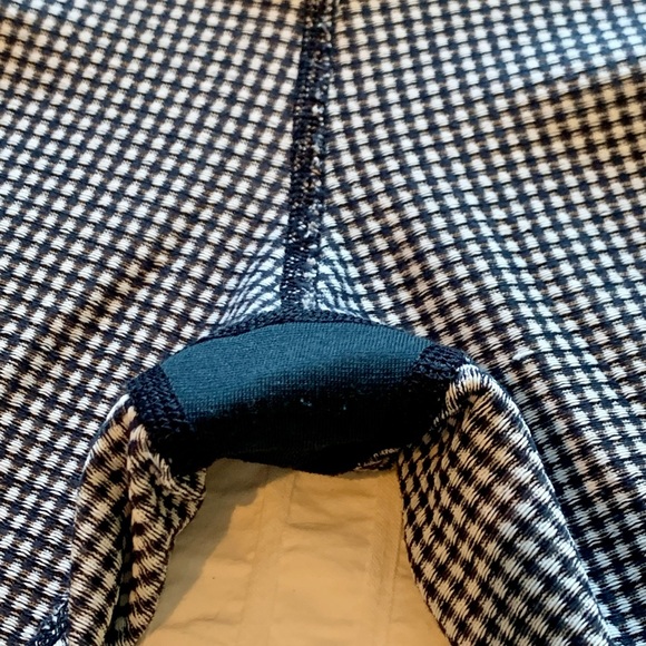 EUC Lululemon Size 6 crop - Picture 6 of 8
